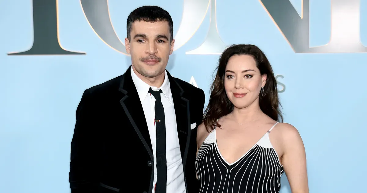 Aubrey Plaza ve Christopher Abbott'tan İlk Kırmızı Halı Çıkışı: Bebek Heyecanı Tony Ödülleri'nde Aubrey Plaza ve Christopher Abbott'tan İlk Kırmızı Halı Çıkışı: Bebek Heyecanı Tony Ödülleri'nde