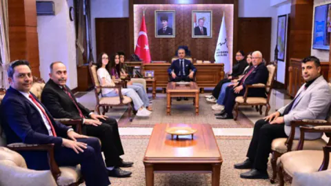 Nevşehir'in LGS Şampiyonları Vali Hüseyin Kök ile Bir Araya Geldi Nevşehir'in LGS Şampiyonları Vali Hüseyin Kök ile Bir Araya Geldi