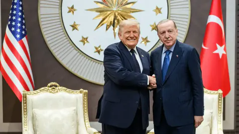 Donald Trump'tan NATO Zirvesi'nde Cumhurbaşkanı Erdoğan ve Türk Subaylarıyla Paylaşım