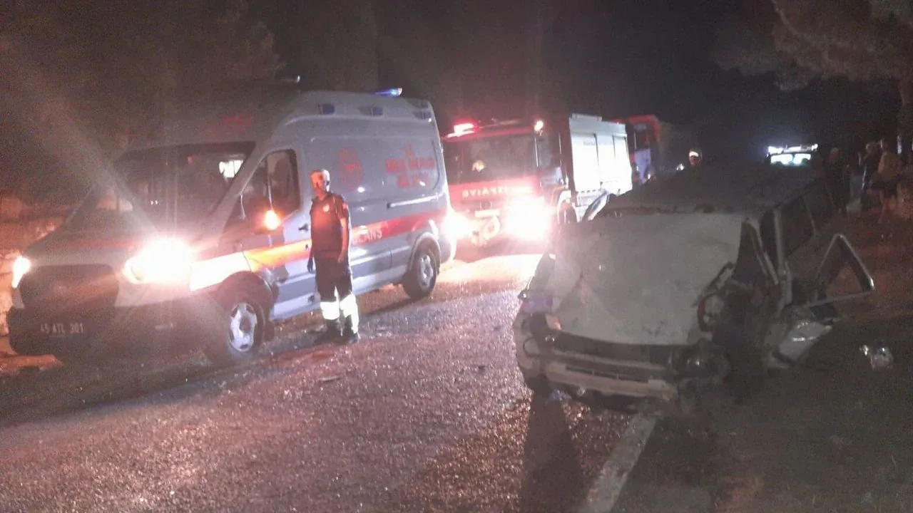 Manisa Selendi'de Traktör ve Otomobil Çarpıştı: 4 Yaralı Manisa Selendi'de Traktör ve Otomobil Çarpıştı: 4 Yaralı