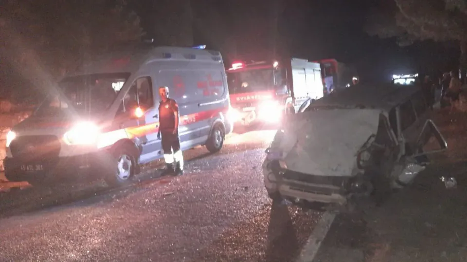 Manisa Selendi'de Traktör ve Otomobil Çarpıştı: 4 Yaralı görseli