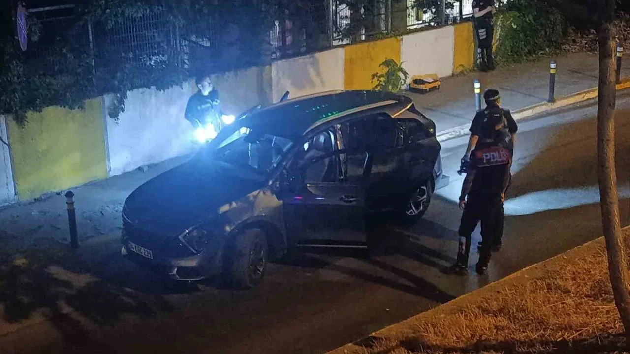 Beylikdüzü'nde Kovalamaca: Dur İhtarına Uymayan Şüpheliler Yakalandı Beylikdüzü'nde Kovalamaca: Dur İhtarına Uymayan Şüpheliler Yakalandı