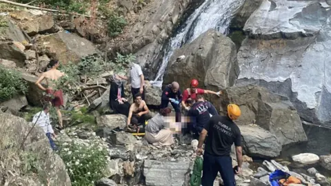 Bursa'da şelale kenarında kazaz: 70 metreden düşen kadın can verdi