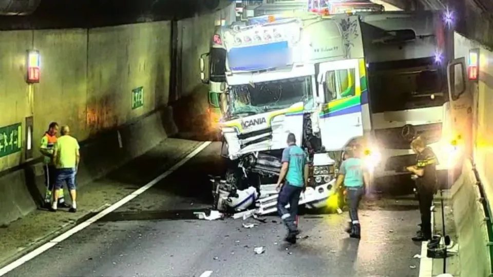 Holland'da Drechttunnel'de Feci Kaza: 3 Kamyon Çarpıştı görseli