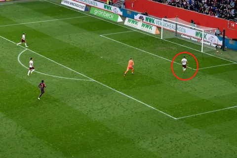 Augsburg, Bayern Münih'e tarihi darbe vurdu: Neuer'in 5. saniyelik hatası zaferi getirdi