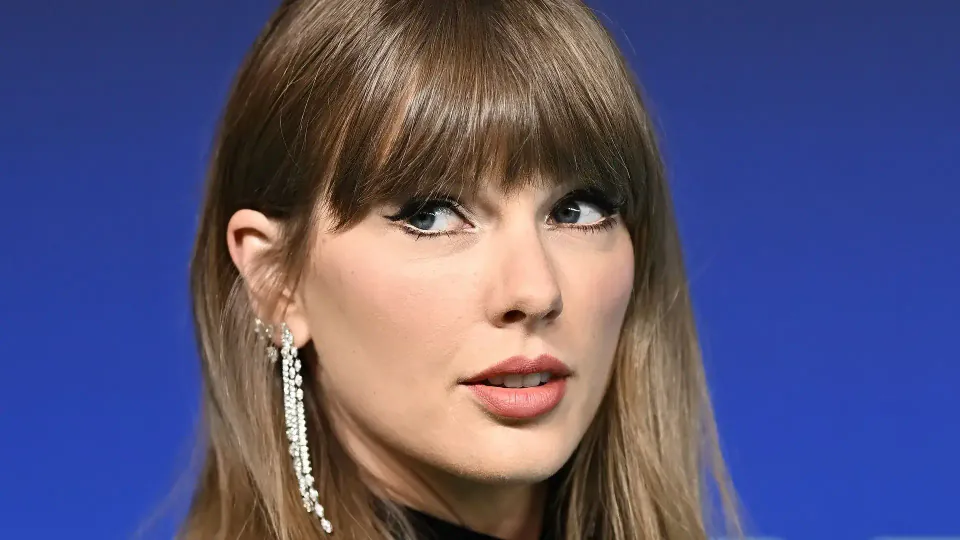 Taylor Swift, 2026 MTV VMA'larda Tamara Ralph ile büyüledi: Kırmızı halıya göz alıcı dönüş görseli