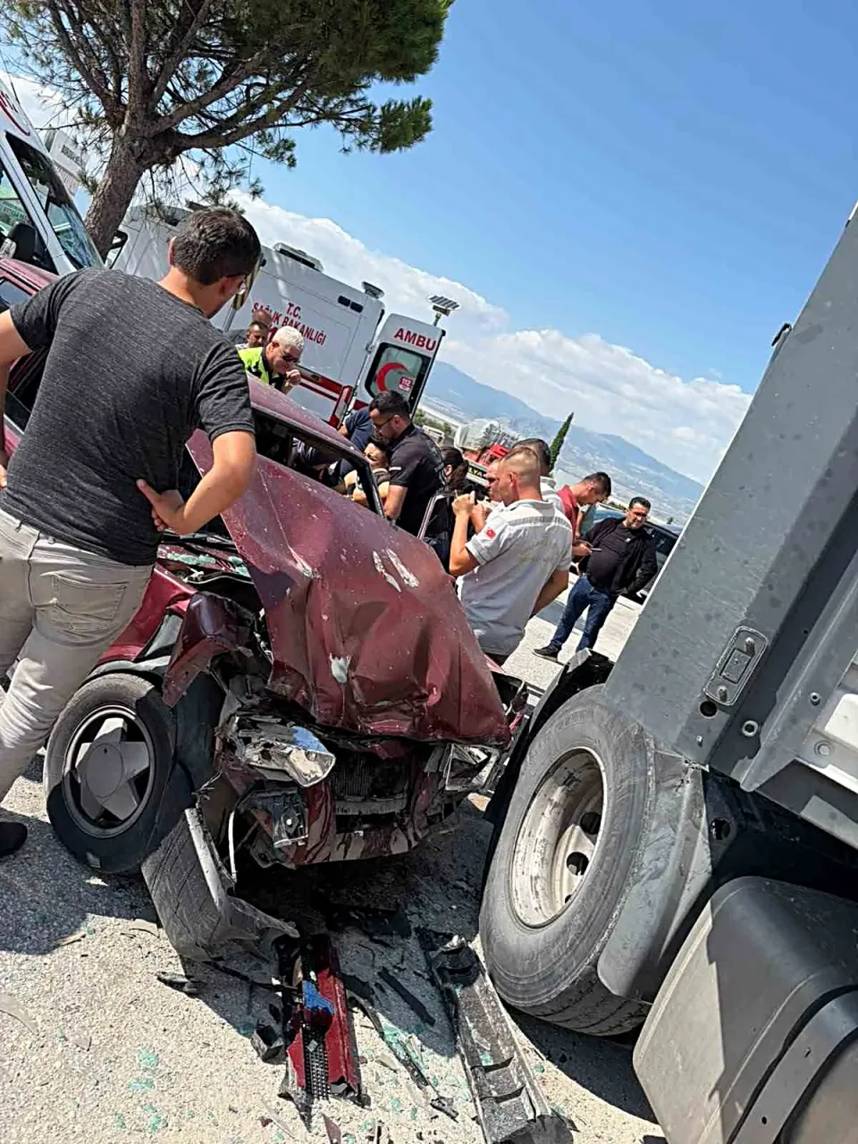 Burdur'da TIR ile Otomobil Çarpıştı: 2 Kişi Yaralandı görseli