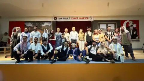 Silopi'de Öğretmenler Sahne Aldı: 'Komşu Köyün Delisi' İzleyiciyi Büyüledi