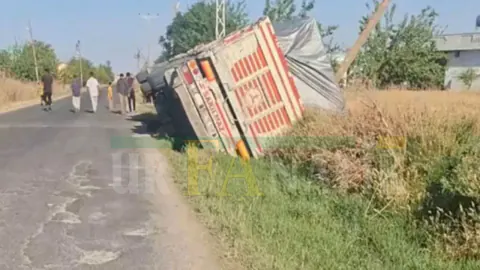 Şanlıurfa Harran'da Güneş Panelli TIR Şarampole Devrildi