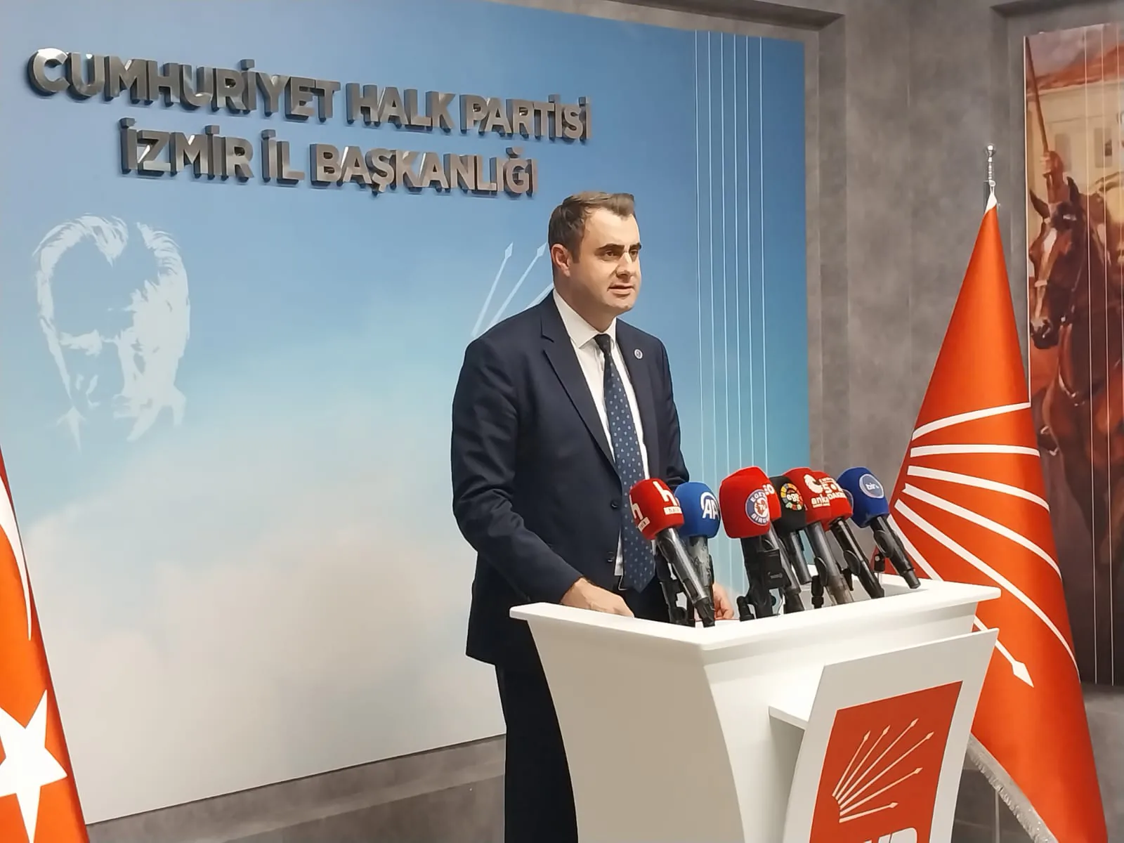 CHP İzmir'de Çağatay Güç'ten 'Fire Yok' Mesajı: Örgütte Birlik Vurgusu CHP İzmir'de Çağatay Güç'ten 'Fire Yok' Mesajı: Örgütte Birlik Vurgusu
