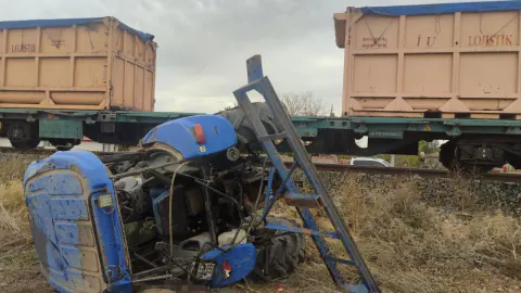 Denizli Sarayköy'de Tren Traktöre Çarptı: 1 Ağır Yaralı