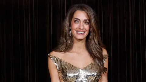 Amal Clooney, Albie Awards'ta altın Gucci ile parladı: George Clooney yanında kızıl halı hırpaladı