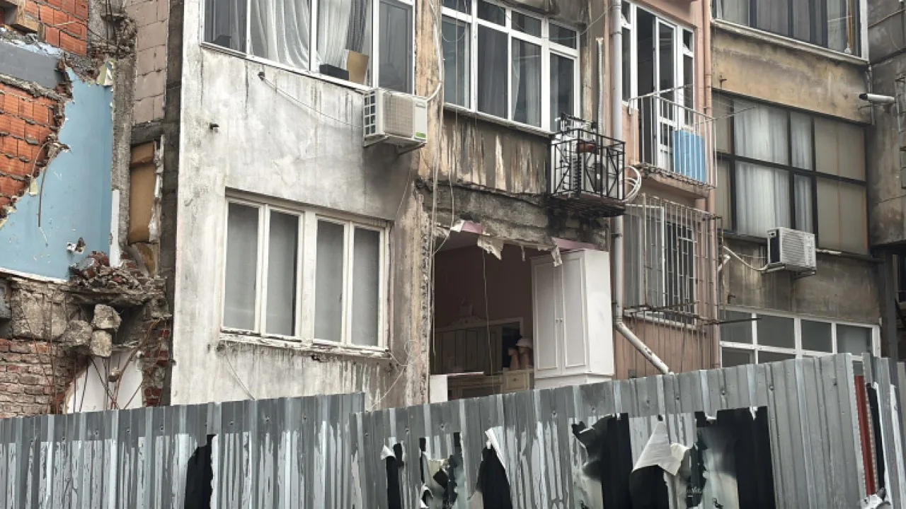 İstanbul Şişli'de Apartman Dairesinde Duvar Çöktü İstanbul Şişli'de Apartman Dairesinde Duvar Çöktü