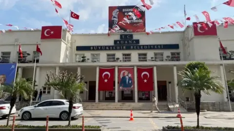 Adana'da 29 Ekim Yürüyüşü İptal: Reynmen Konseri Ertelendi