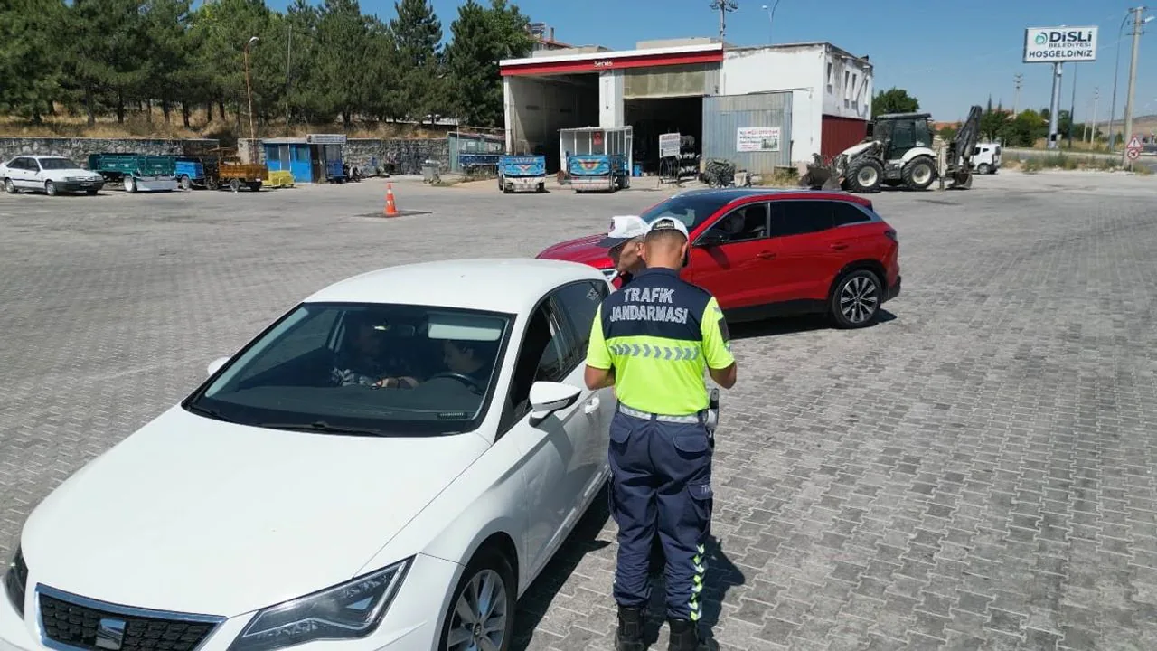 Bolvadin'de Trafik Güvenliği için Jandarma Denetimleri Devam Ediyor Bolvadin'de Trafik Güvenliği için Jandarma Denetimleri Devam Ediyor