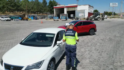 Bolvadin'de Trafik Güvenliği için Jandarma Denetimleri Devam Ediyor