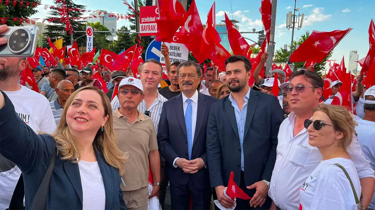 İYİ Parti'den Ankara'da Güç Gösterisi: Yozgat'tan 700 Kişilik Destek İYİ Parti'den Ankara Çıkartması: Yozgat'tan 700 Kişilik Katılım