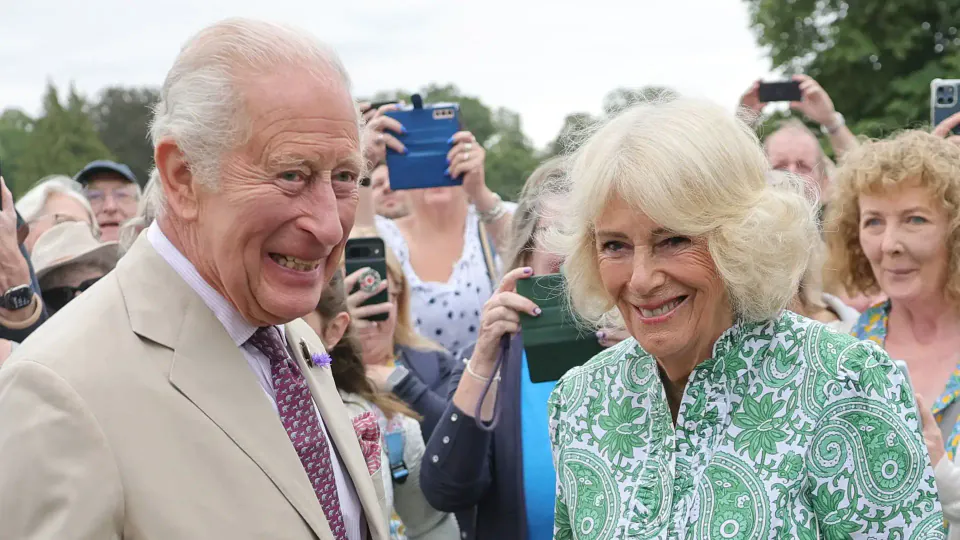 Kral Charles ve Kraliçe Camilla, Spencer kitabının gölgesinde yıl dönümünü kutladı görseli