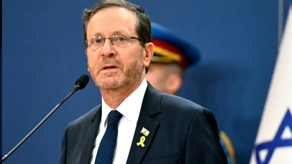 İsrail Cumhurbaşkanı Herzog'un Helikopteri Kuş Çarpması Nedeniyle Acil İniş Yaptı görseli