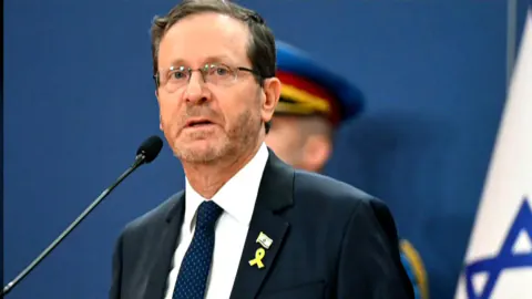 İsrail Cumhurbaşkanı Herzog'un Helikopteri Kuş Çarpması Nedeniyle Acil İniş Yaptı