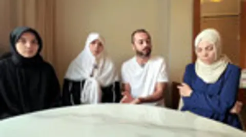 Kabe'de polisle tartışan Ünlüce ailesi 8 aydır Suudi Arabistan'dan çıkamıyor