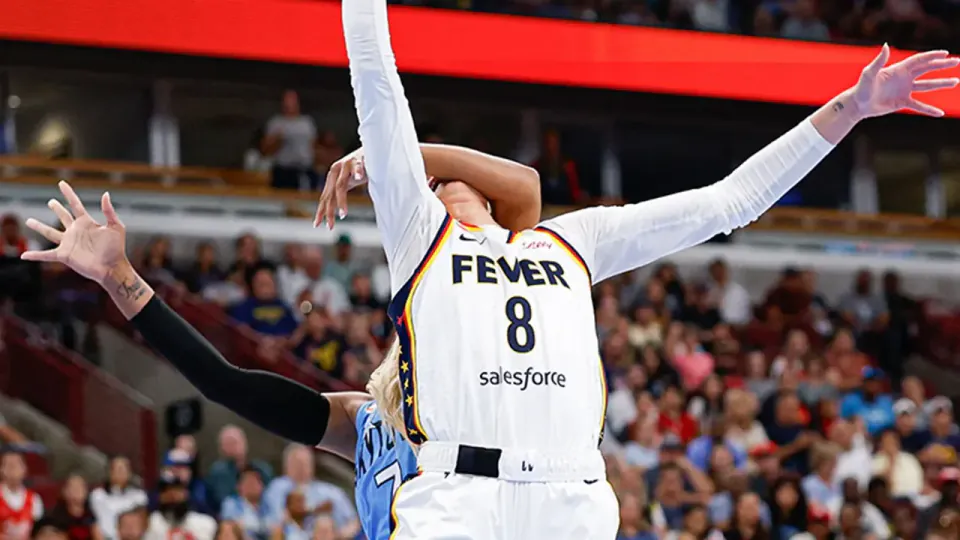 WNBA'da DiJonai Carrington Tartışması: Sophie Cunningham'e Sert Müdahale ve 'Beyaz Ayrıcalığı' görseli