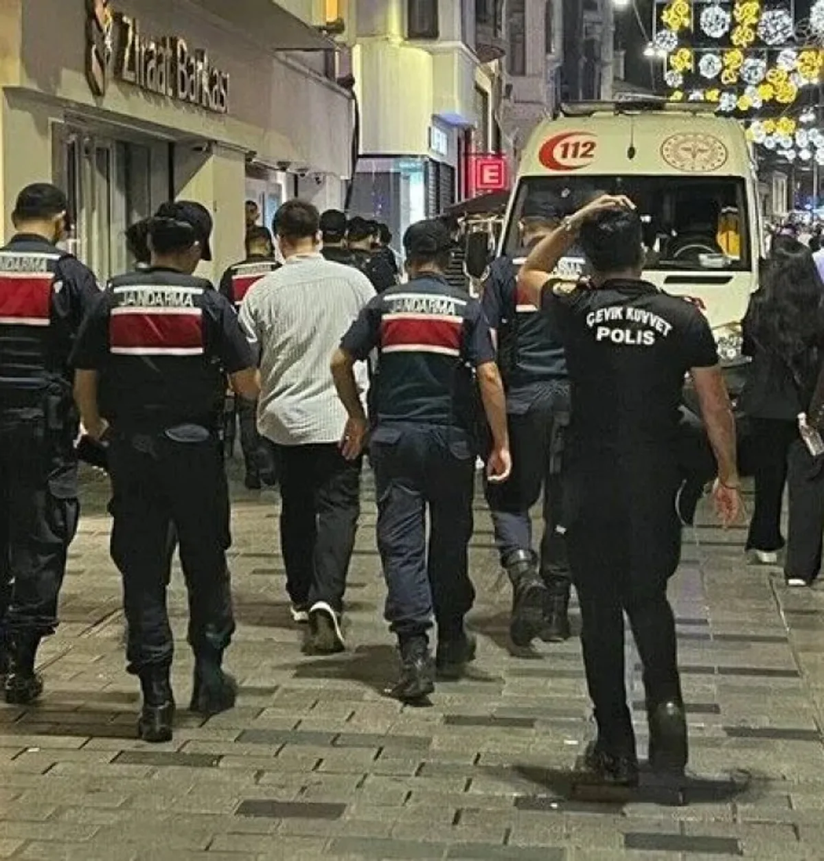 "Ailem Güvende" operasyonunda 6 dernek hedefinde, 26 şüpheli gözaltına alındı "Ailem Güvende" operasyonunda 6 dernek hedefinde, 26 şüpheli gözaltına alındı