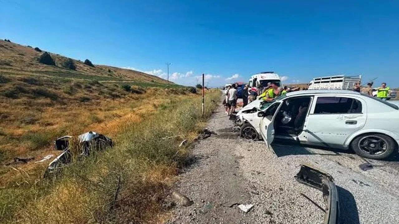 Tatvan-Van Kara Yolunda Zincirleme Kaza: 6 Yaralı Tatvan-Van Kara Yolunda Zincirleme Kaza: 6 Yaralı