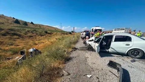 Tatvan-Van Kara Yolunda Zincirleme Kaza: 6 Yaralı