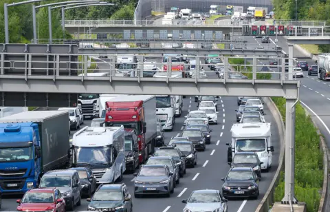 Almanya'da Trafik Magandalığı Pahalıya Patladı: Emekli Kadının 'Kestirme' Planı Kazayla Bitti