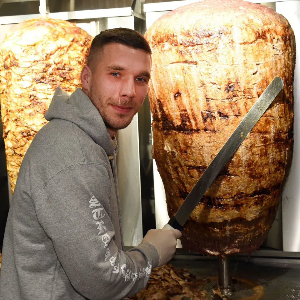 Lukas Podolski'nin Mangal Döner'i yapay zeka ile 80'lere götürdü: Fiyat listesi tartışma yarattı görseli