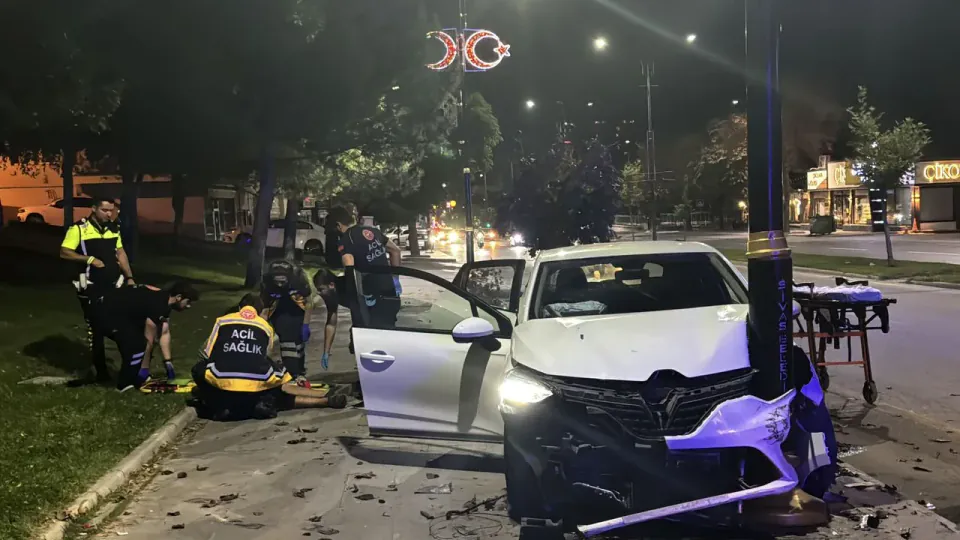 Kontrolden çıkan araç direğe çarptı: 3 yaralı görseli