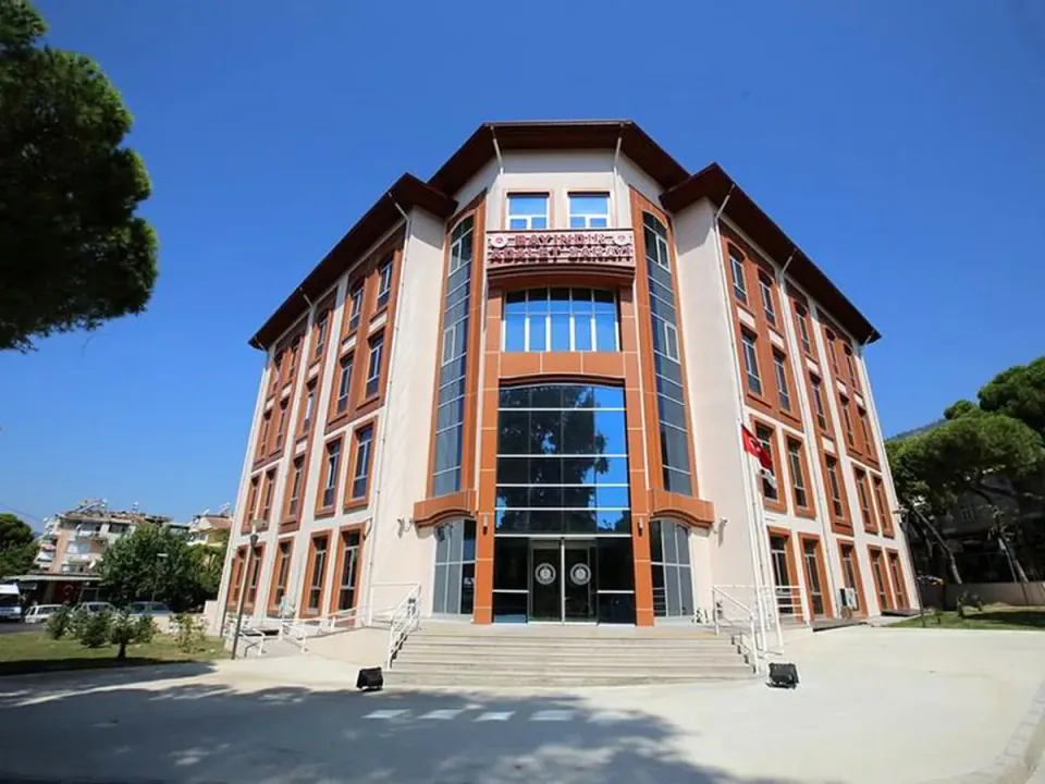 İzmir Bayındır'da Uyuşturucu Operasyonu: 4 Adrese Şafak Baskını görseli