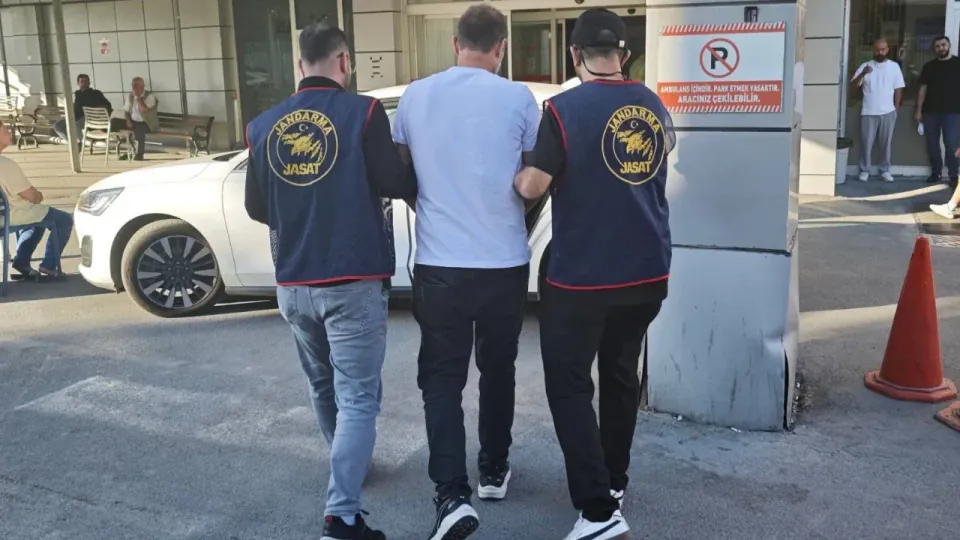53 yıl hapisle aranan 2 firari İstanbul'da yakalandı görseli