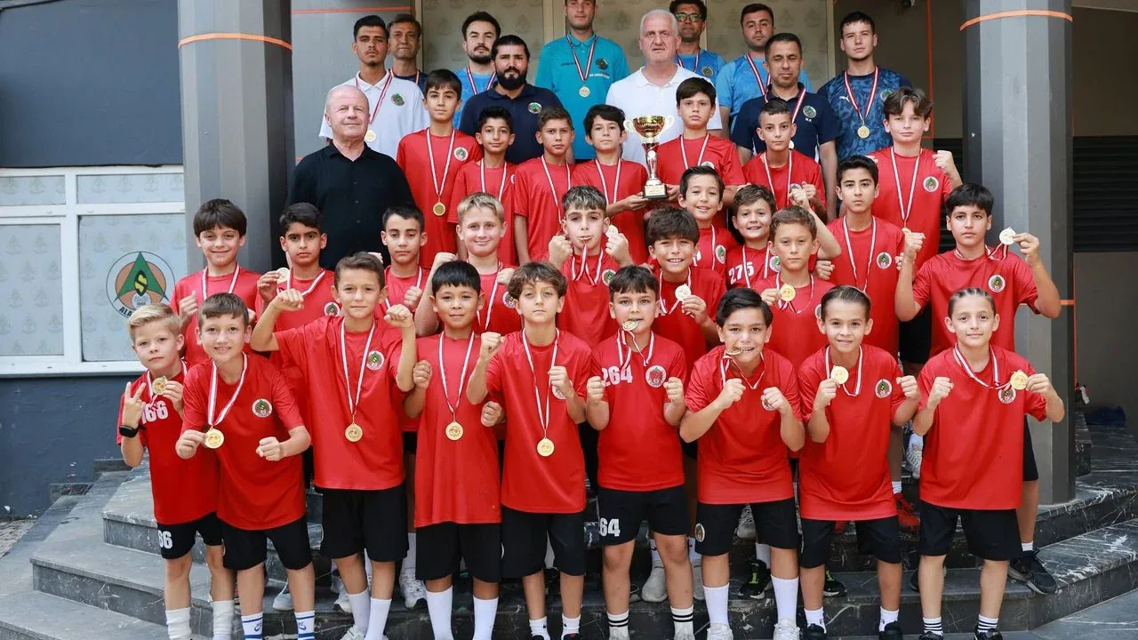 Alanyaspor U11 Takımı Namağlup Şampiyon Oldu: Kupa Töreni Gerçekleştirildi Alanyaspor U11 Takımı Namağlup Şampiyon Oldu: Kupa Töreni Gerçekleştirildi