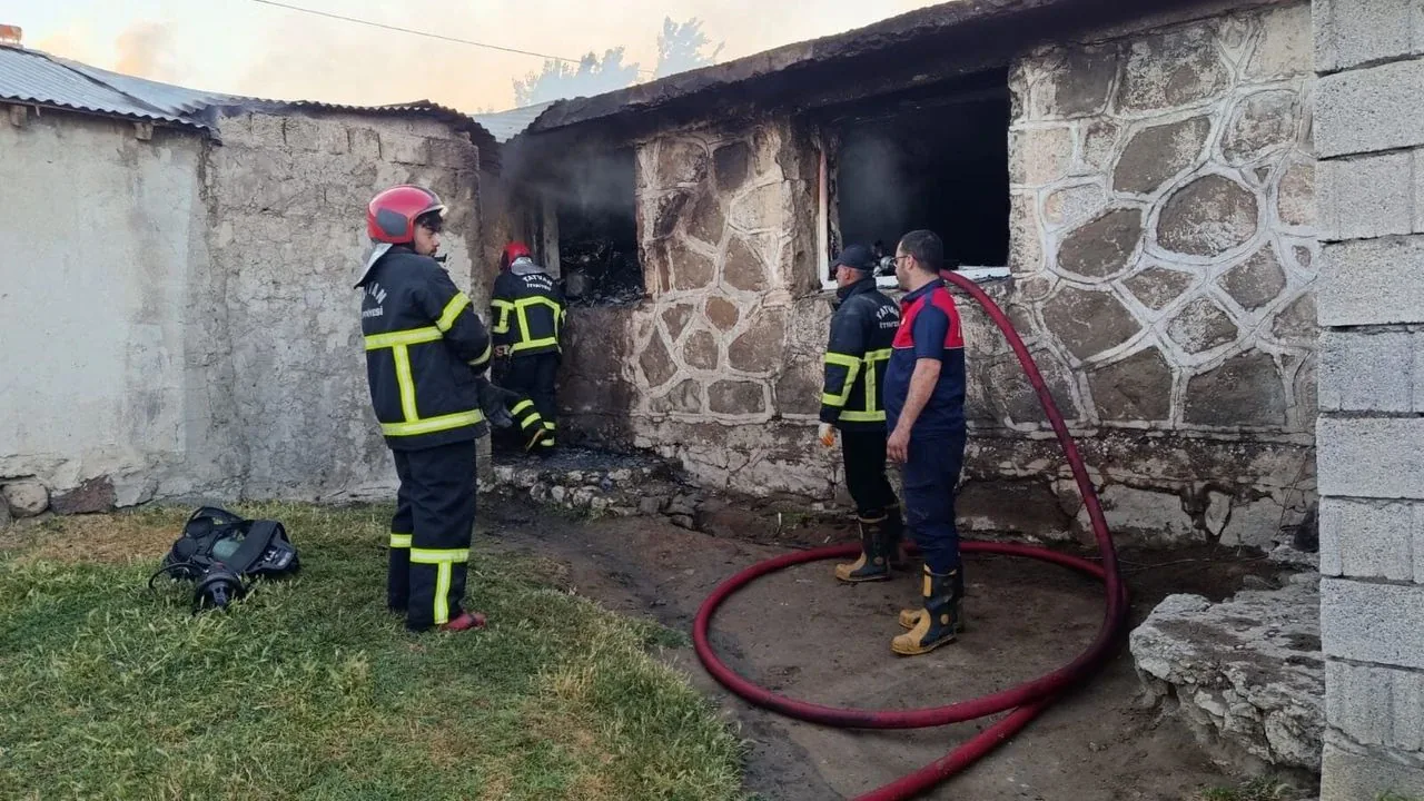 Yangında Uykuda Yakalanan 22 Kişilik Aile Kurtarıldı Yangında Uykuda Yakalanan 22 Kişilik Aile Kurtarıldı