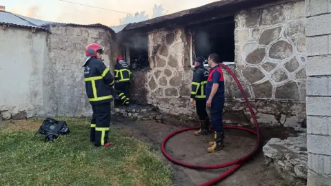 Yangında Uykuda Yakalanan 22 Kişilik Aile Kurtarıldı Yangında Uykuda Yakalanan 22 Kişilik Aile Kurtarıldı