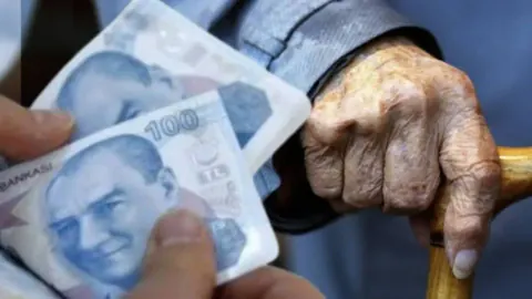 Bağ-Kur ve SSK emeklilerine 3 aylık ara zam: Yüzde 5,57 oranı Resmi Gazete'de