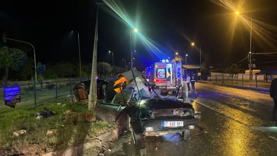 Sinop'ta trafik kazası: Boyabat'ta direğe çarpan araçta 1 ölü 1 yaralı görseli