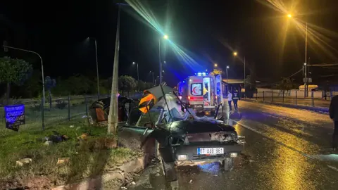 Sinop'ta trafik kazası: Boyabat'ta direğe çarpan araçta 1 ölü 1 yaralı