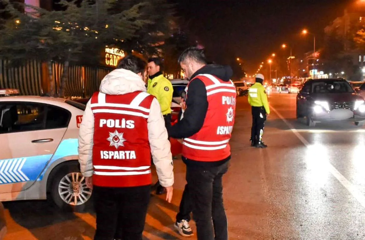 Isparta'da Gece Operasyonu: Kritik Kavşaklarda Sıkı Denetim Isparta'da Gece Operasyonu: Kritik Kavşaklarda Sıkı Denetim