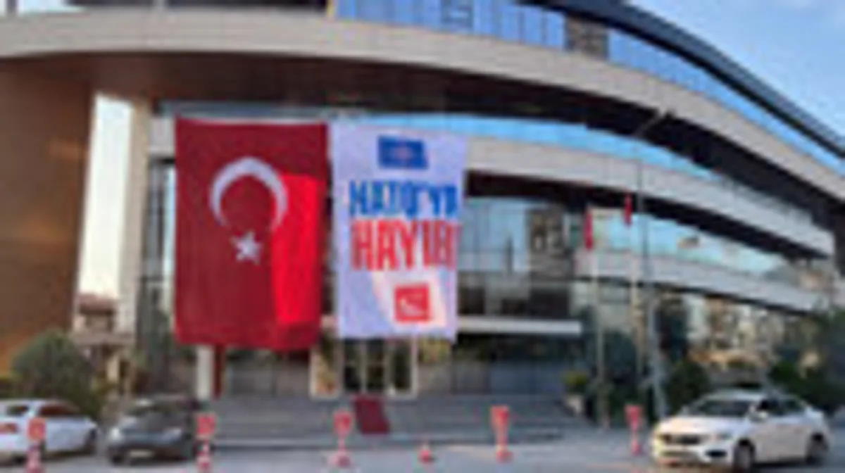 Saadet Partisi'nden NATO Zirvesi Öncesi Sert Tepki: Genel Merkez'e Pankart Asıldı Saadet Partisi'nden NATO Zirvesi Öncesi Sert Tepki: Genel Merkez'e Pankart Asıldı