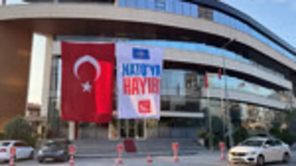 Saadet Partisi'nden NATO Zirvesi Öncesi Sert Tepki: Genel Merkez'e Pankart Asıldı görseli