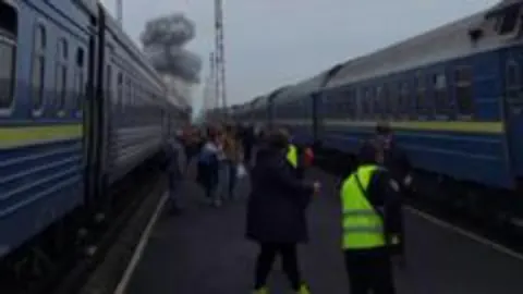 Boris Johnson geçti, saatler sonra Rusya sınır bölgesini vurdu: Lviv'de demiryolu hedef alındı