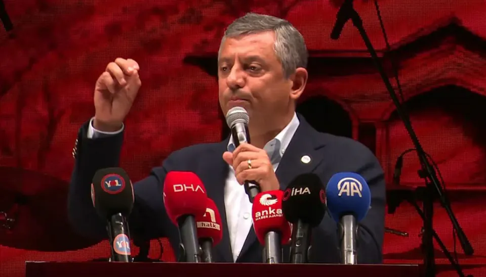 Özgür Özel'den iktidara sert mesaj: "Trump da gelsin bu milletin elinizden kurtaramaz" görseli