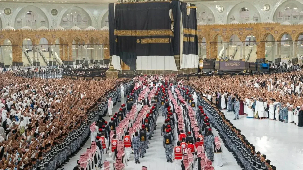 Kâbe'nin yeni örtüsü serildi: Hicri 1448 yılının ilk günü için tamamlandı Kâbe'nin yeni örtüsü serildi: Hicri 1448 yılının ilk günü için tamamlandı