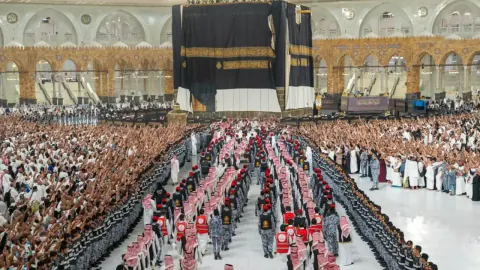 Kâbe'nin yeni örtüsü serildi: Hicri 1448 yılının ilk günü için tamamlandı Kâbe'nin yeni örtüsü serildi: Hicri 1448 yılının ilk günü için tamamlandı