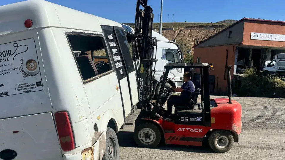 Tatvan'da alışılmadık manzara: Hurda minibüsle şaşkına çevirdi görseli