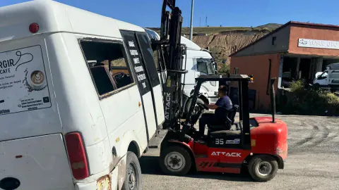 Tatvan'da alışılmadık manzara: Hurda minibüsle şaşkına çevirdi