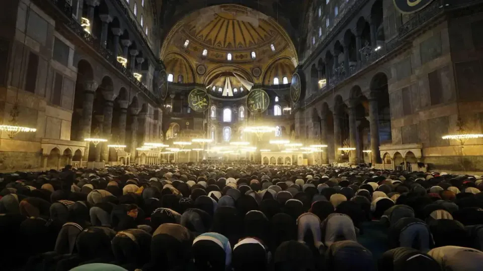 Diyanet 17 Temmuz 2026 Cuma Hutbesi Konusunu Açıkladı: Kur'an-ı Kerim görseli